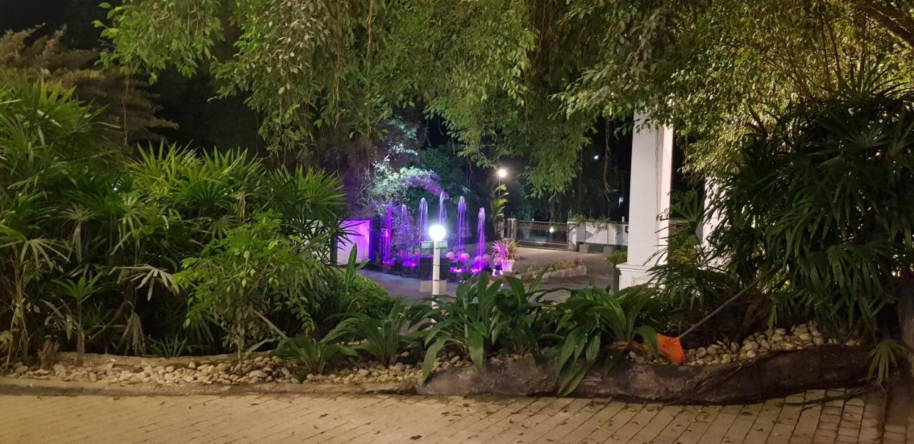 Hotel Green Court Homagama Экстерьер фото